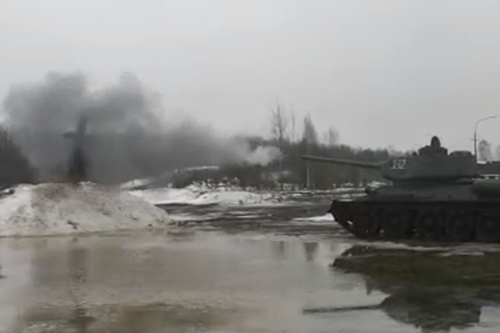 Чучело Масленицы зажгли выстрелом из танка в Красном Селе