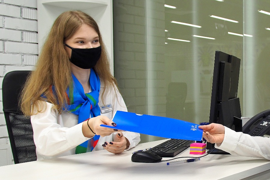 Специалист МФЦ РУДН Арина Егоршина принимает документы