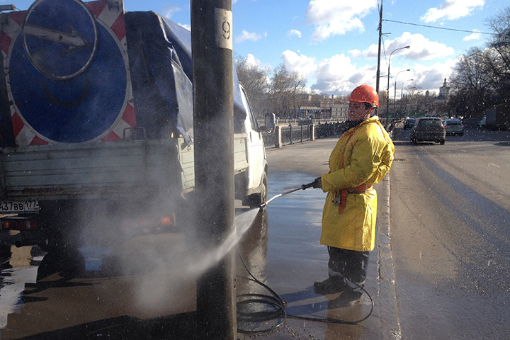 Коммунальные службы помоют более двух тысяч инженерных сооружений после зимы