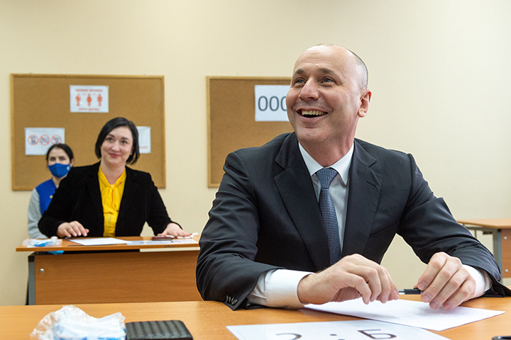 Руководитель Рособрнадзора написал ЕГЭ вместе с родителями учащихся