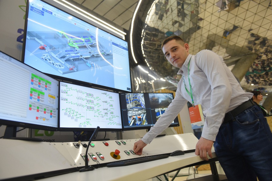 Инженер компании-разработчика оборудования для переработки отходов Сергей Кузьмин демонстрирует панель, с помощью которой можно управлять мусоросортировочным комплексом дистанционно. Такая разработка существенно упростит работу специалистов отрасли