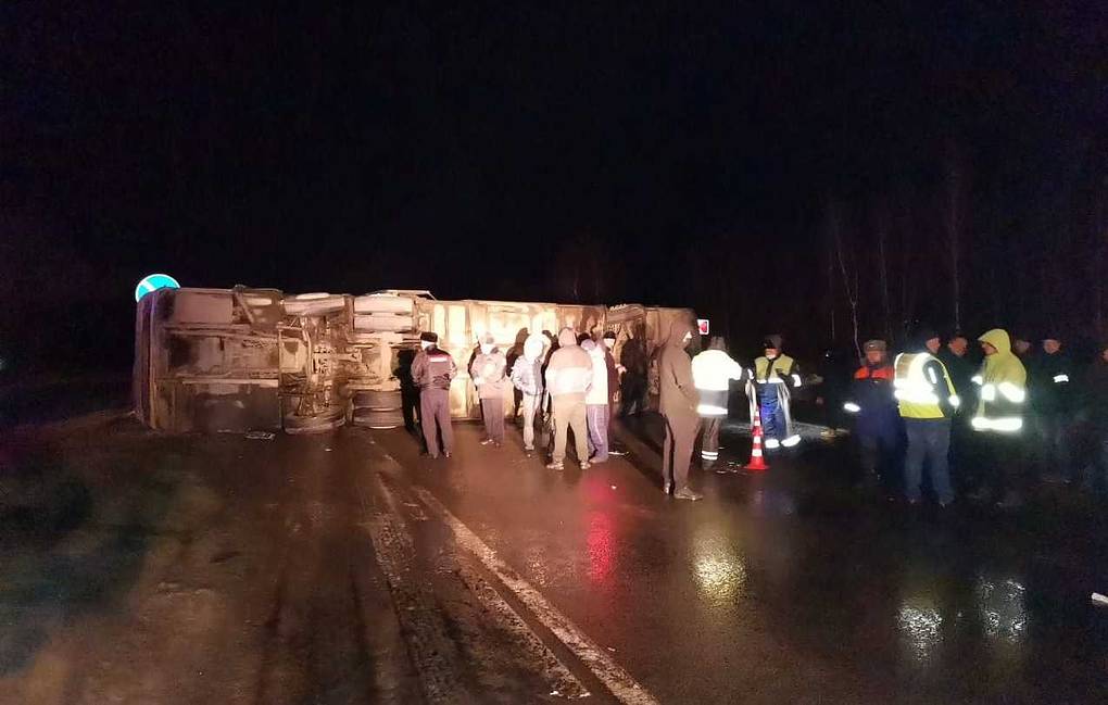 Автобус с 30 пассажирами опрокинулся в Хабаровском крае