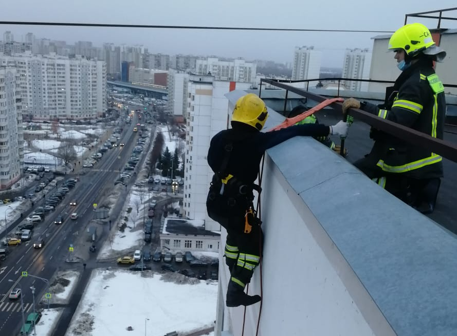 Спасатели МАЦ оказали помощь пенсионерке в Южном Бутове