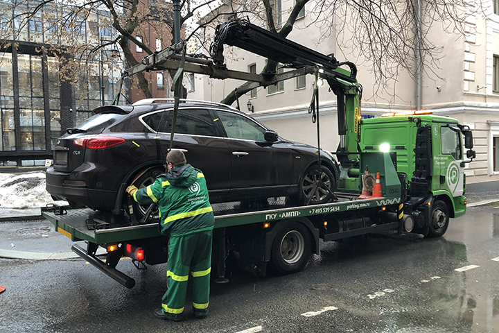 Машину переместили на спецстоянку из-за долгов по штрафам на 400 тысяч рублей