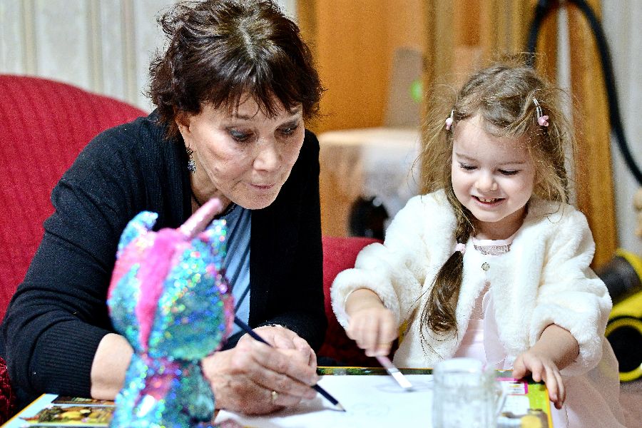 Трехлетняя Нюша Зименко рисует вместе со своей няней Наталией Делициевой. Женщина много времени уделяет творческому развитию девочки