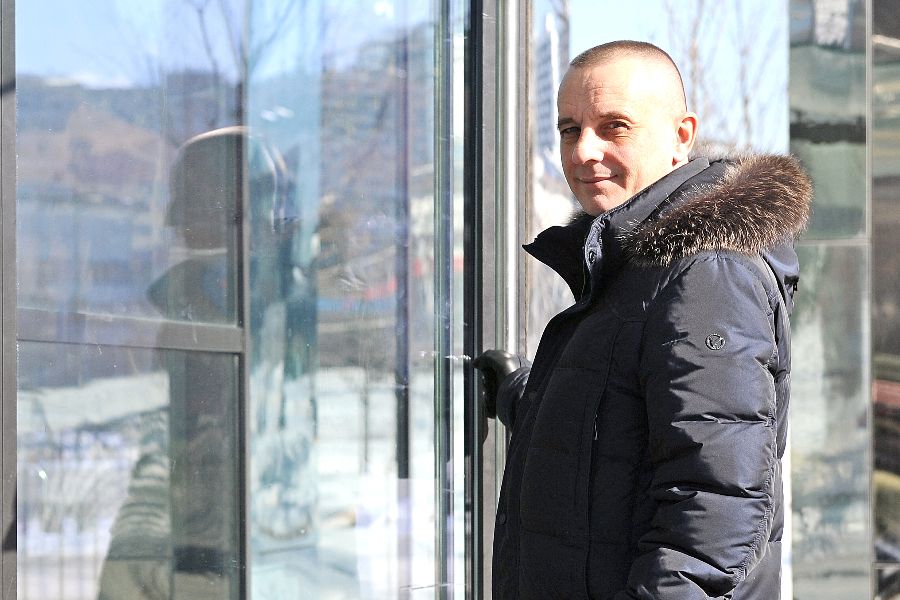 Директор парка «Ходынское поле» Рустам Клочков во время обхода территории