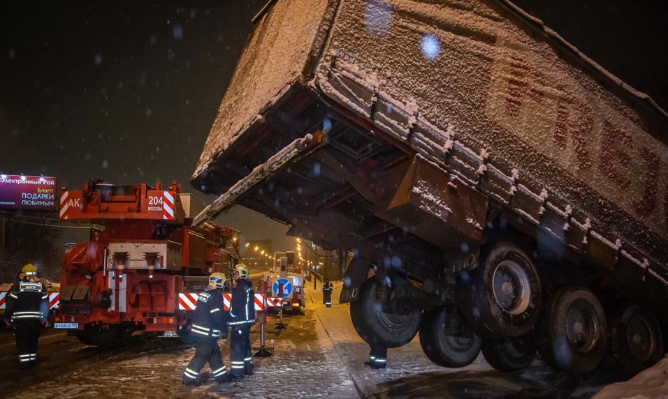 Спасатели вытащили грузовик из кювета после ДТП в Восточном Бирюлеве