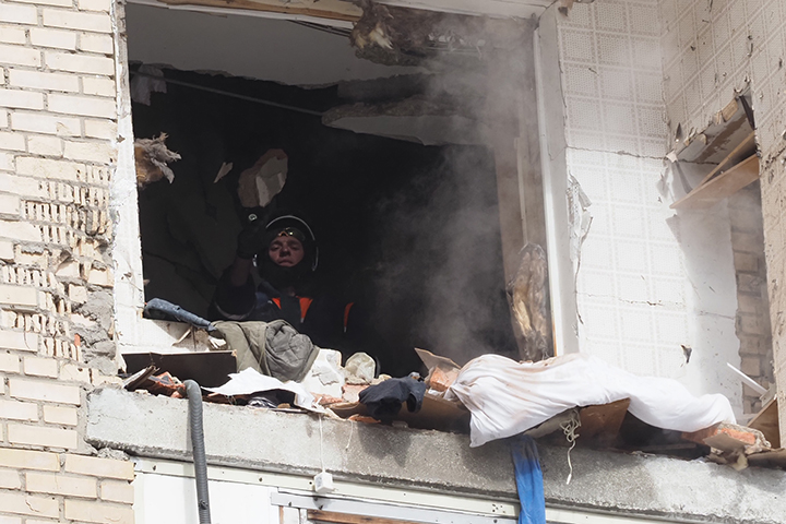 Двое детей находятся под завалами в жилом доме в Химках