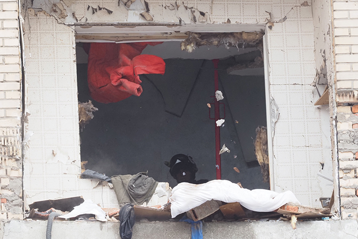 Одного ребенка достали из-под завалов после взрыва в жилом доме в Химках