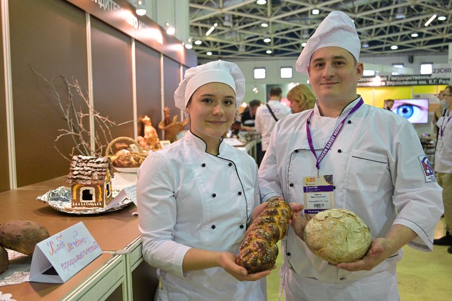 Участники выставки Modern Bakery Moscow 2021 Анжела Юнусова и Вадим Яковлев демонстрируют хлеб, изготовленный по авторской рецептуре