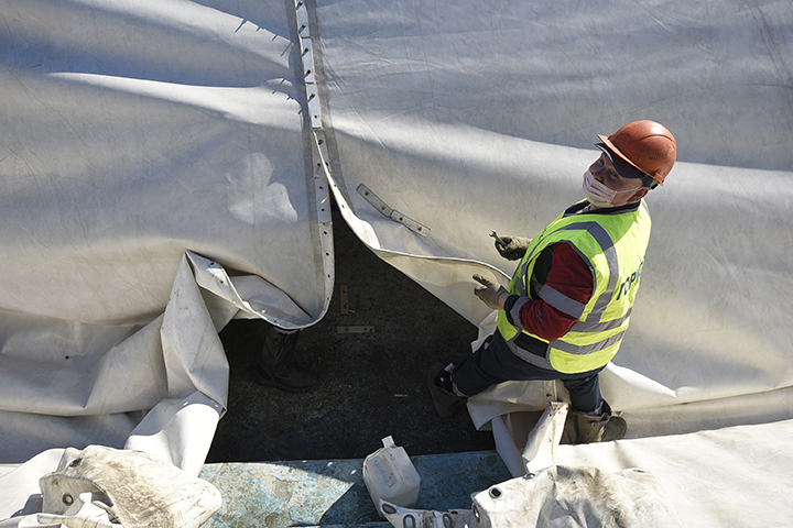 Демонтаж защитного купола фонтана в музее-заповеднике Царицыно