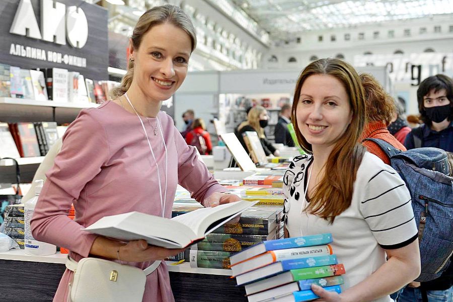 Сотрудники одного из издательств Татьяна Соловьева (слева) и Галина Кобтева на открытии ярмарки non/fiction#22
