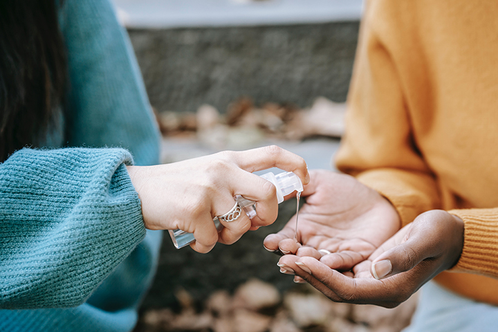 Около трех тысяч антисептиков установили в общественном транспорте столицы