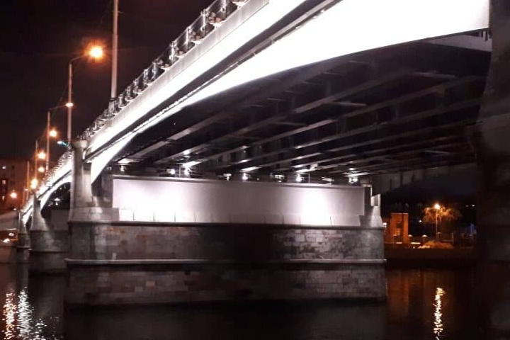 Утечку воды на трубопроводе под Новоспасским мостом локализовали