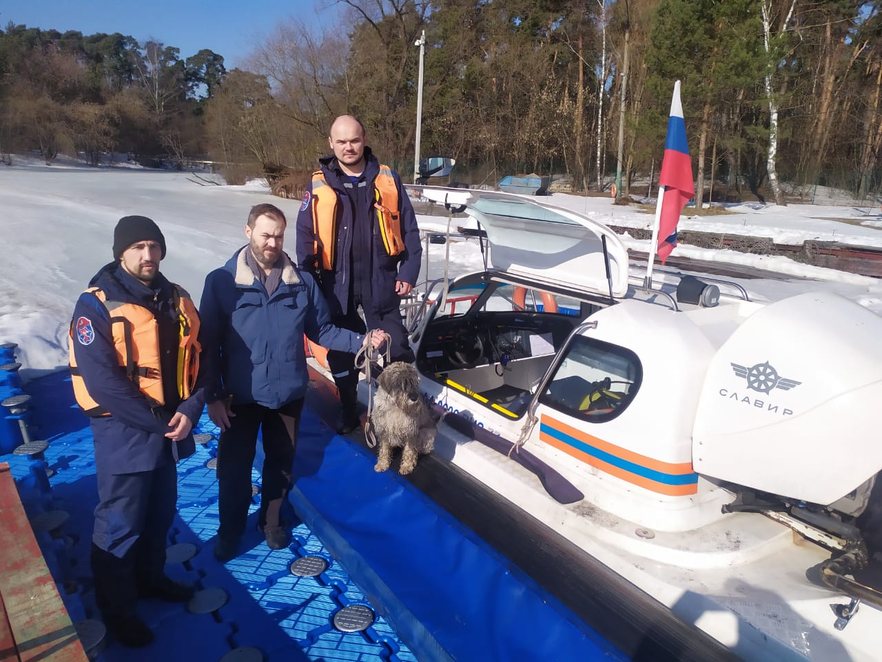 Провалившуюся под лед собаку спасли в Серебряном Бору в Москве