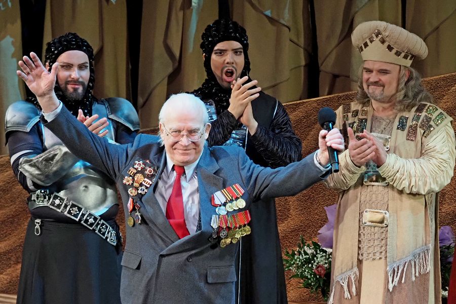 Актер театра и кино, ветеран Великой Отечественной войны Виктор Рухманов (в центре) на открытии акции «Ночь театров» в «Геликон-опере»