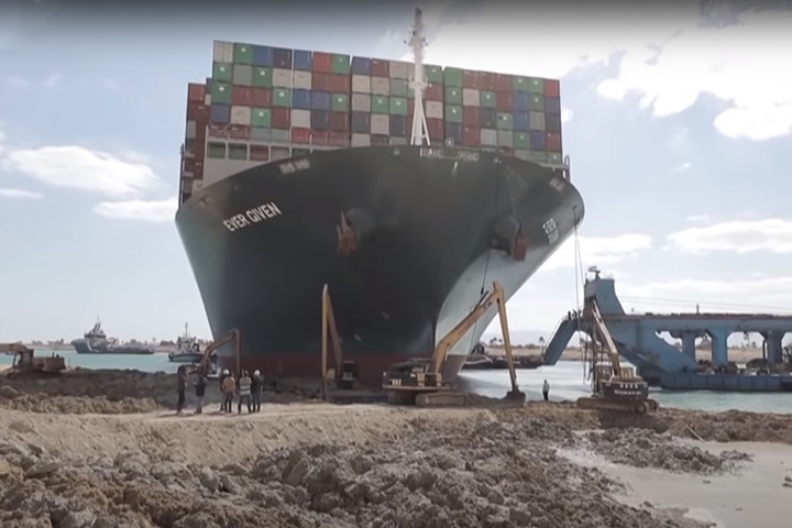 Президент Египта заявил о разблокировке Суэцкого канала