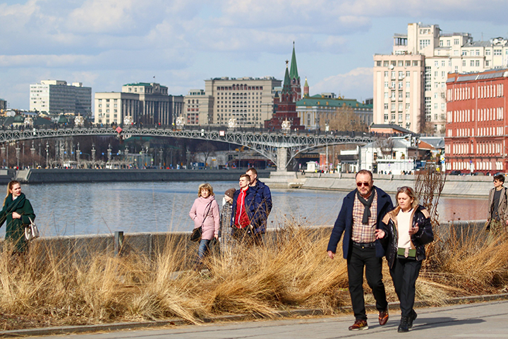 Набережные в Москве начали готовить к летнему сезону