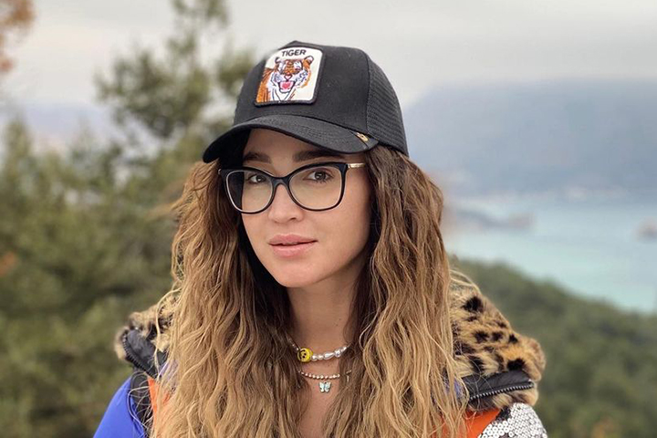 «Красные колготки поверх туфель»: Бузовой посоветовали сменить стилиста