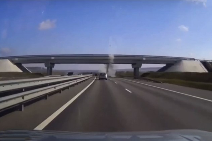Грузовик повредил часть путепровода на трассе «Таврида» в Крыму