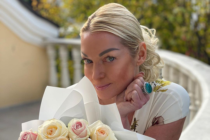 Ледяная купель, Джигурда и торт: Волочкова поделилась кадрами со своего дня рождения