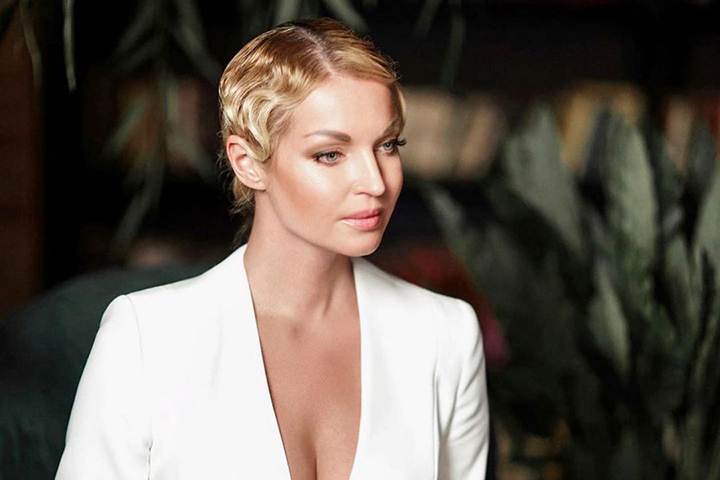 «Прекрасный вечер»: Волочкова продемонстрировала шпагат на краю банной купели