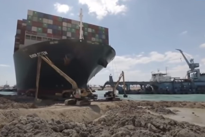 Навигацию судов возобновили в Суэцком канале