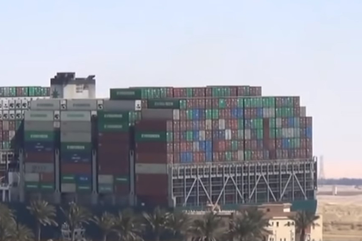 СМИ: Контейнеровоз Ever Given снова заблокировал Суэцкий канал