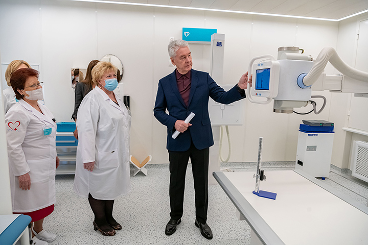 Сергей Собянин открыл после реконструкции поликлиники в Котловке и Кузьминках