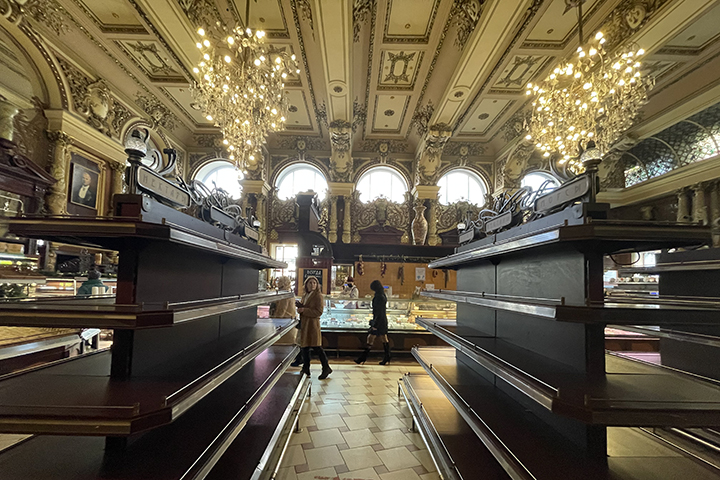 «Наследие может стать трагедией»: как гастроном «Елисеевский» доживает последние дни