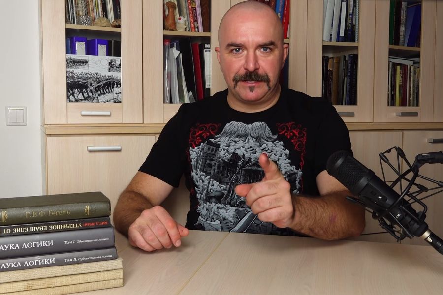 Видеоблогер Клим Жуков: Иногда скосишь глаза на соседа, а он смотрит мой свежий выпуск