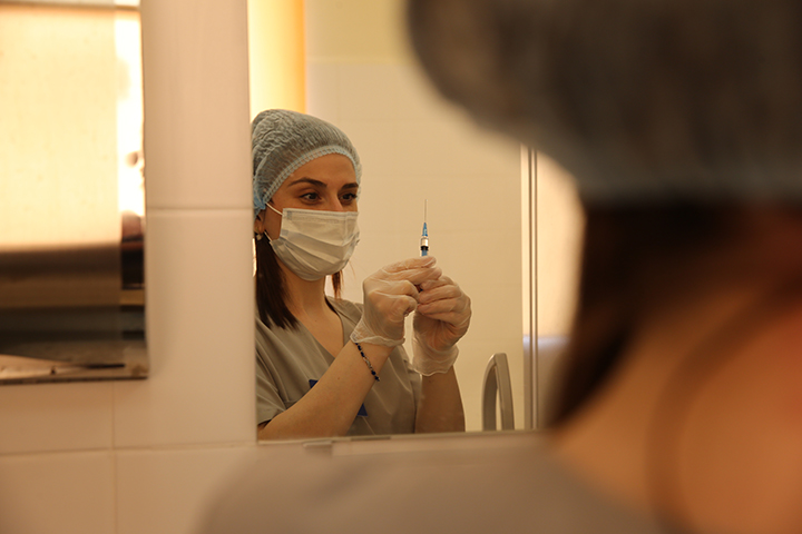 Психолог объяснил, почему некоторые люди не вакцинируются