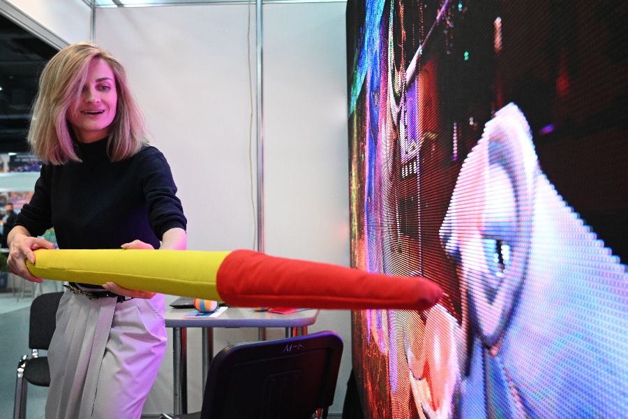 Директор по проектам устойчивого развития компании, занимающейся созданием интерактивных парков развлечений, Елизавета Российская показывает, как посетители развлекательного объекта могут взаимодействовать с мультимедийной панелью
