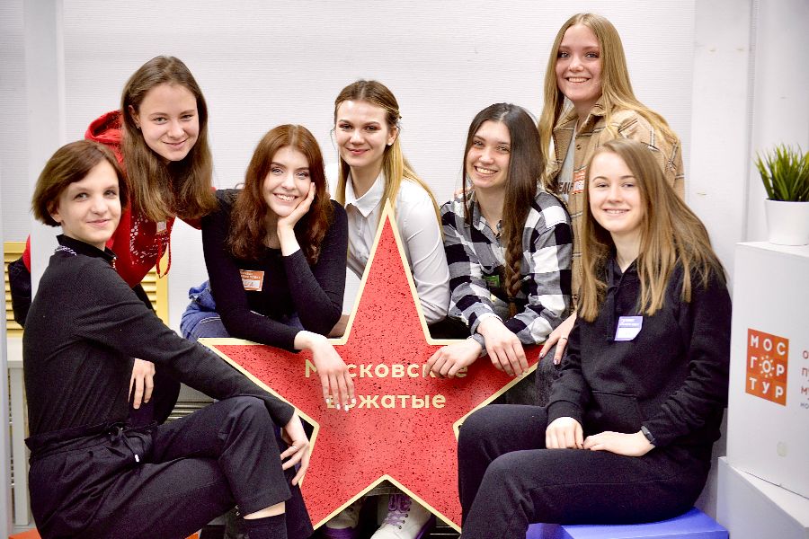 Ученицы «Школы вожатых» Мосгортура Марина Дунайская, Екатерина Лутошкина, Александра Носухина, Александра Смирнова, Александра Смирнова, Елена Неменкова, Валерия Бахвалова (слева направо) уже этим летом отправятся работать в детские лагеря