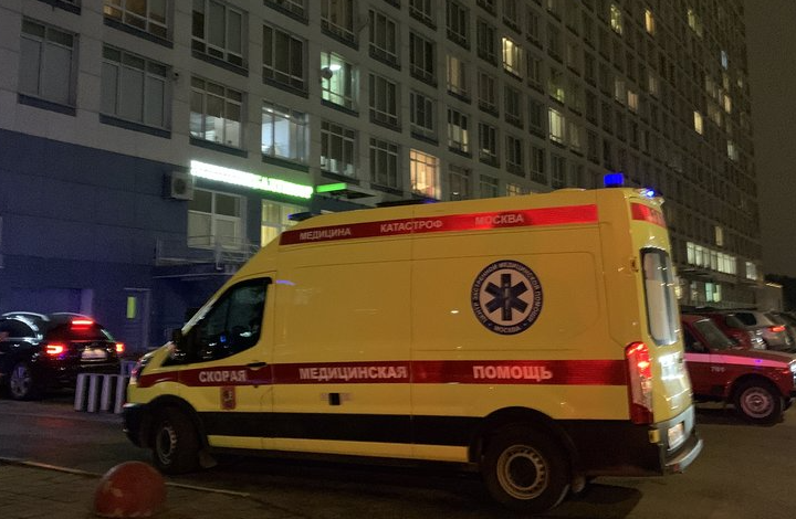 Людей эвакуируют из горящей многоэтажки на севере Москвы