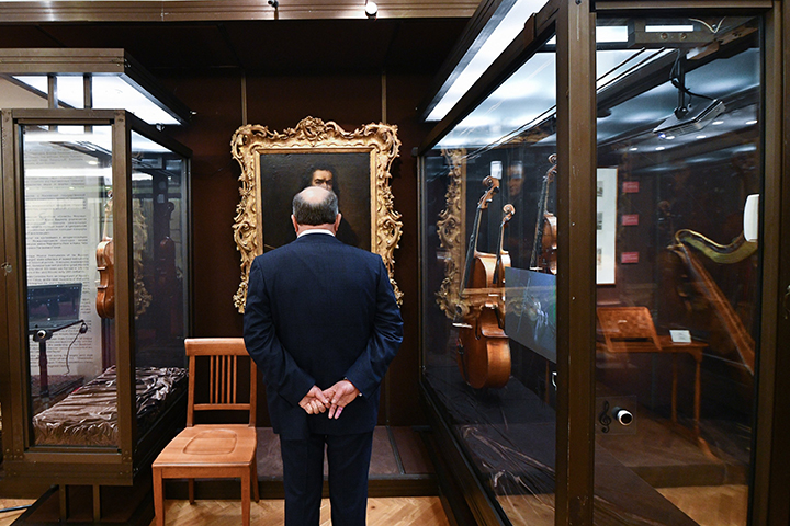 Москвичей пригласили на выставку «Победный голос музыки»