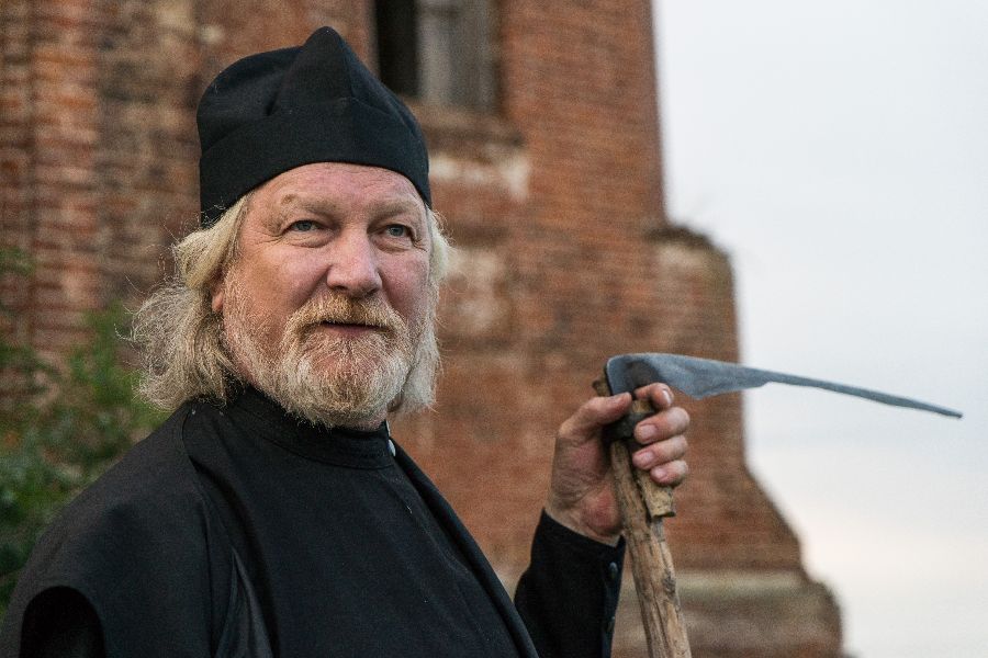 Артист играет в сериале «Жуки» отца Александра, который восстанавливает деревенский храм