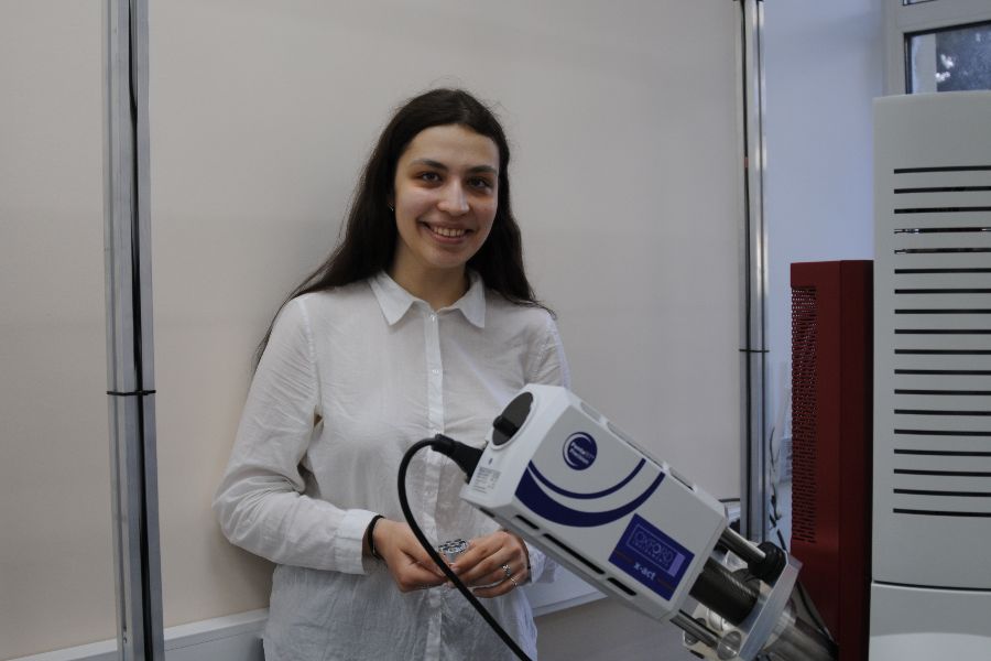 Студентка четвертого курса МИФИ Ольга Грязнова стала финалисткой Всероссийского инженерного конкурса. Девушка представила проект по исследованию наночастиц для лечения онкологических заболеваний. В будущем она получит поддержку своего проекта от госкорпораций и профильных компаний