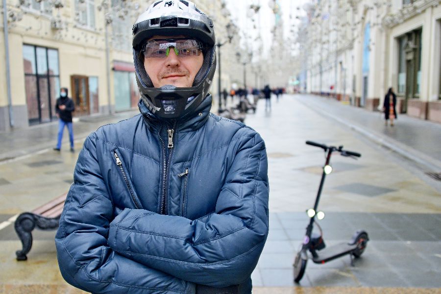 Москвич Дмитрий Евдокимов с 2018 года передвигается по городу на электросамокате независимо от погодных условий