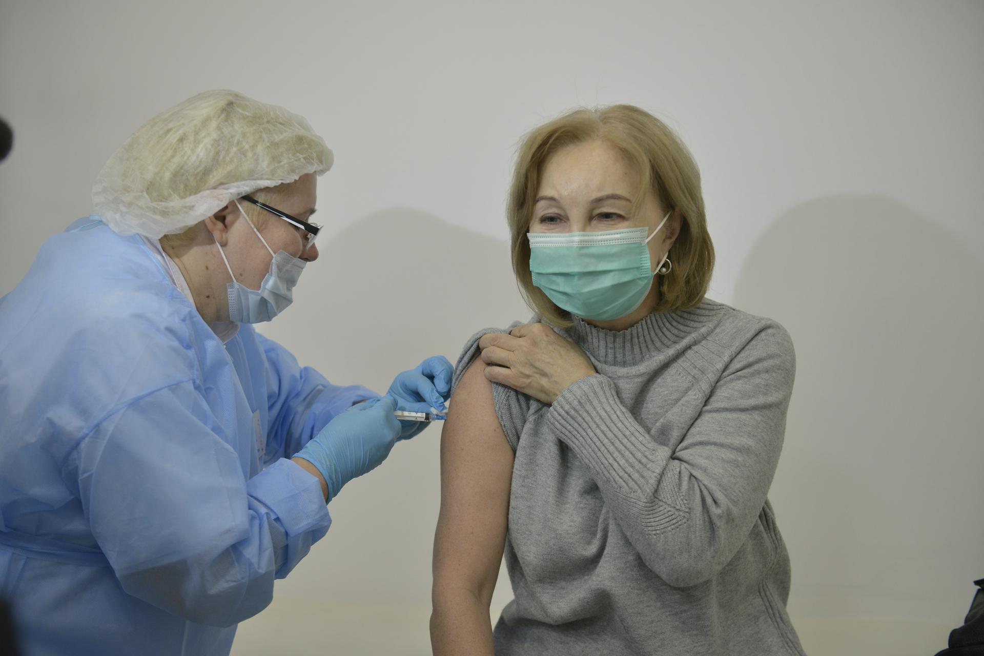 Почти все пожилые люди в домах престарелых в Москве вакцинировались от COVID-19