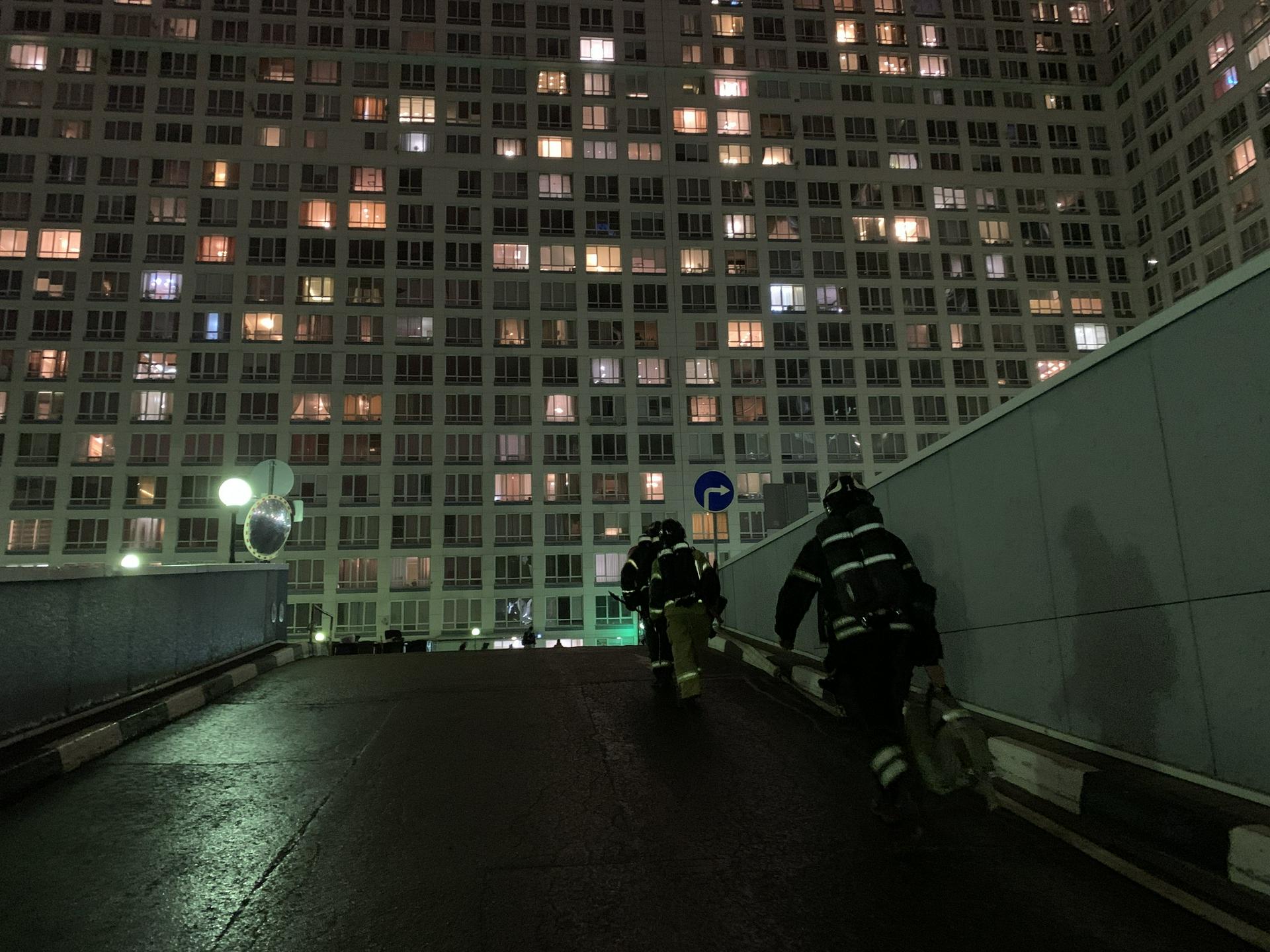 Пожарные потушили возгорание в многоэтажке на севере Москвы