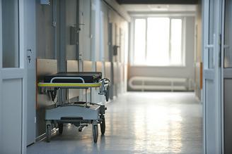 Депздрав Москвы прокомментировал требование о вакцинации учительницы с медотводом