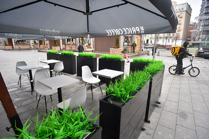 Летние кафе и веранды начали открываться в Москве