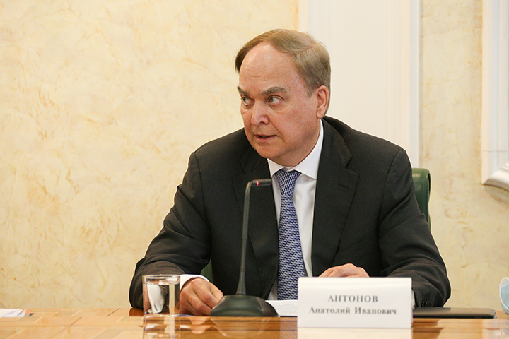 Антонов заявил, что Россия требует от США уважения