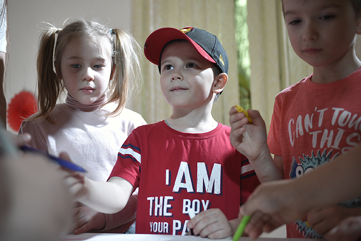 Барнаульские дети прогнали «бармалея-либерала» на новогоднем представлении