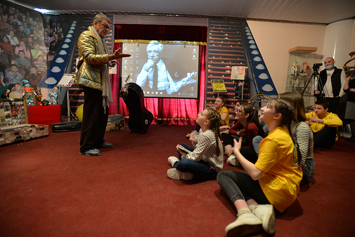 Воспитанники Центра имени Ю. В. Никулина встретились с клоуном Александром Фришем