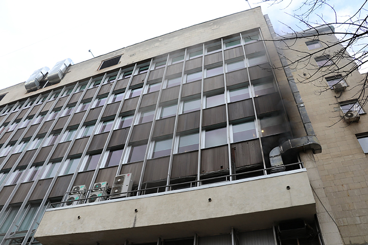 Движение перекрыли по двум полосам в сторону улицы Крымский Вал из-за пожара