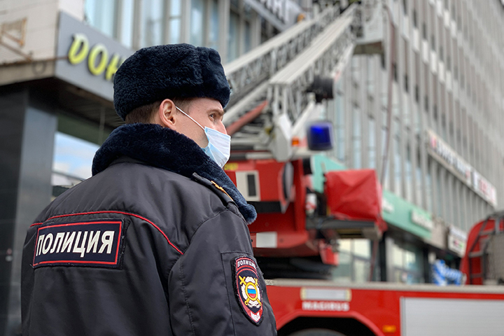 Пожар вспыхнул в бизнес-центре на Зубовском бульваре в центре Москвы