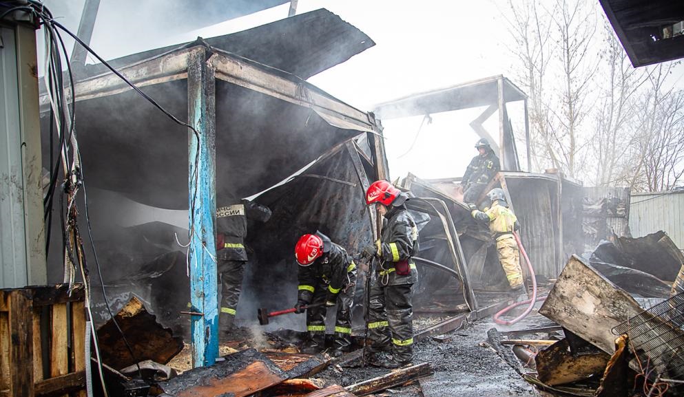 Десять бытовок загорелось на северо-западе столицы