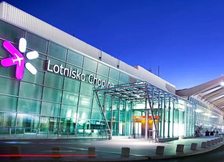 Пассажиров эвакуировали из самолета в аэропорту Варшавы из-за сообщения о бомбе